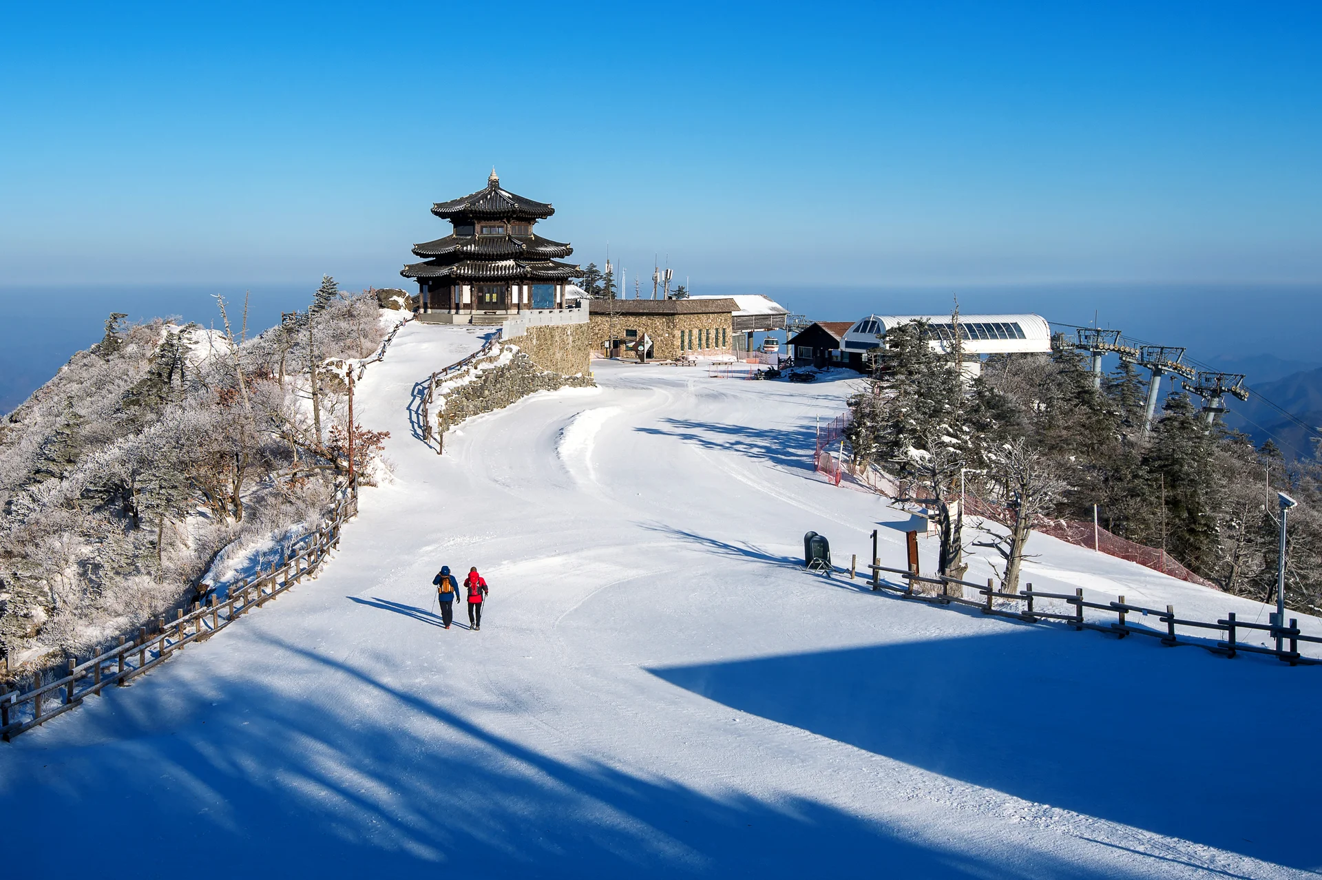Backpacker Deogyusan Mountains Winter. Nature wallpaper. 4928×3280px. Free download for personal use.
