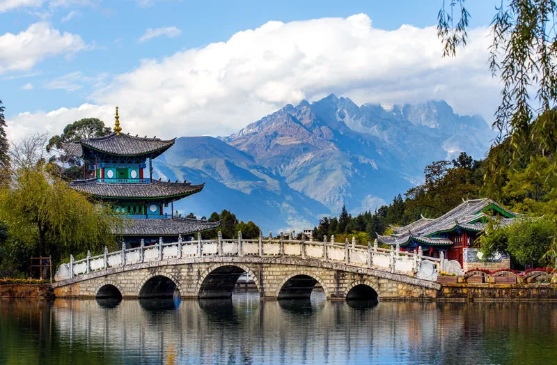 Beautiful View Jade Dragon Snow Mountain Suocui Bridge Black Dragon Pool Jade Spring Park Lijiang Yunnan