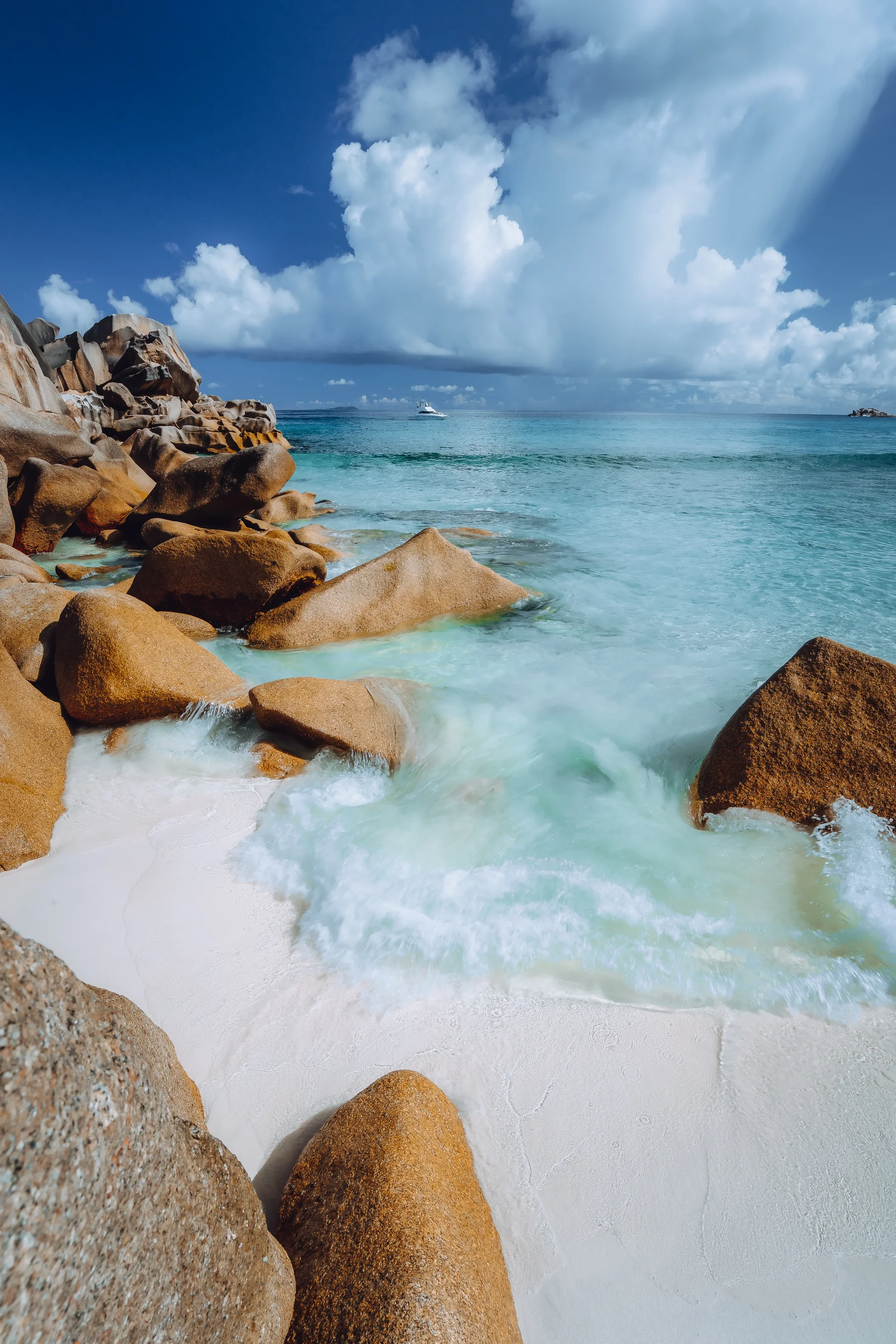Beautifully Shaped Granite Boulders Blue Lagoon Grand Anse Beach La Digue Island Seychelles. Nature wallpaper. 3959×5938px…