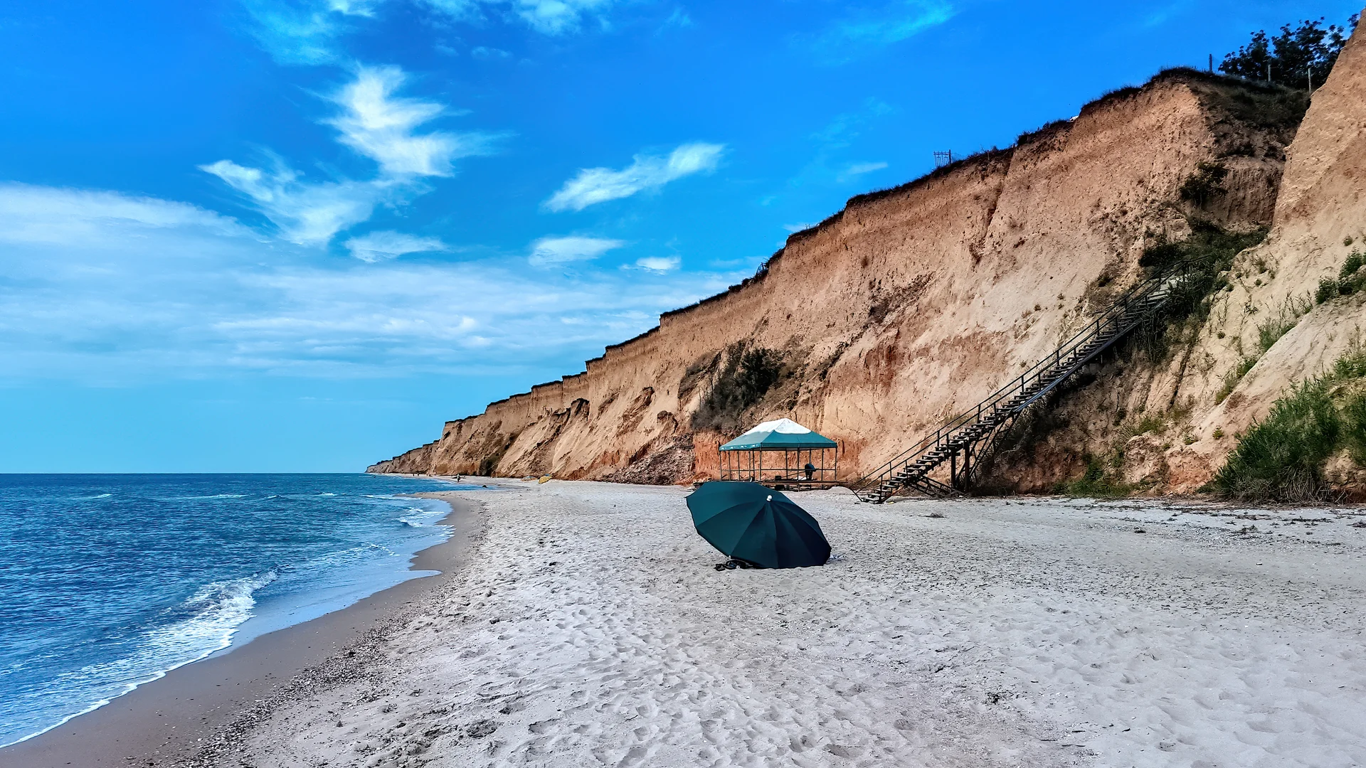 Black Sea Coast Kurortnoye. Dark wallpaper. 4608×2592px. Free download for personal use.