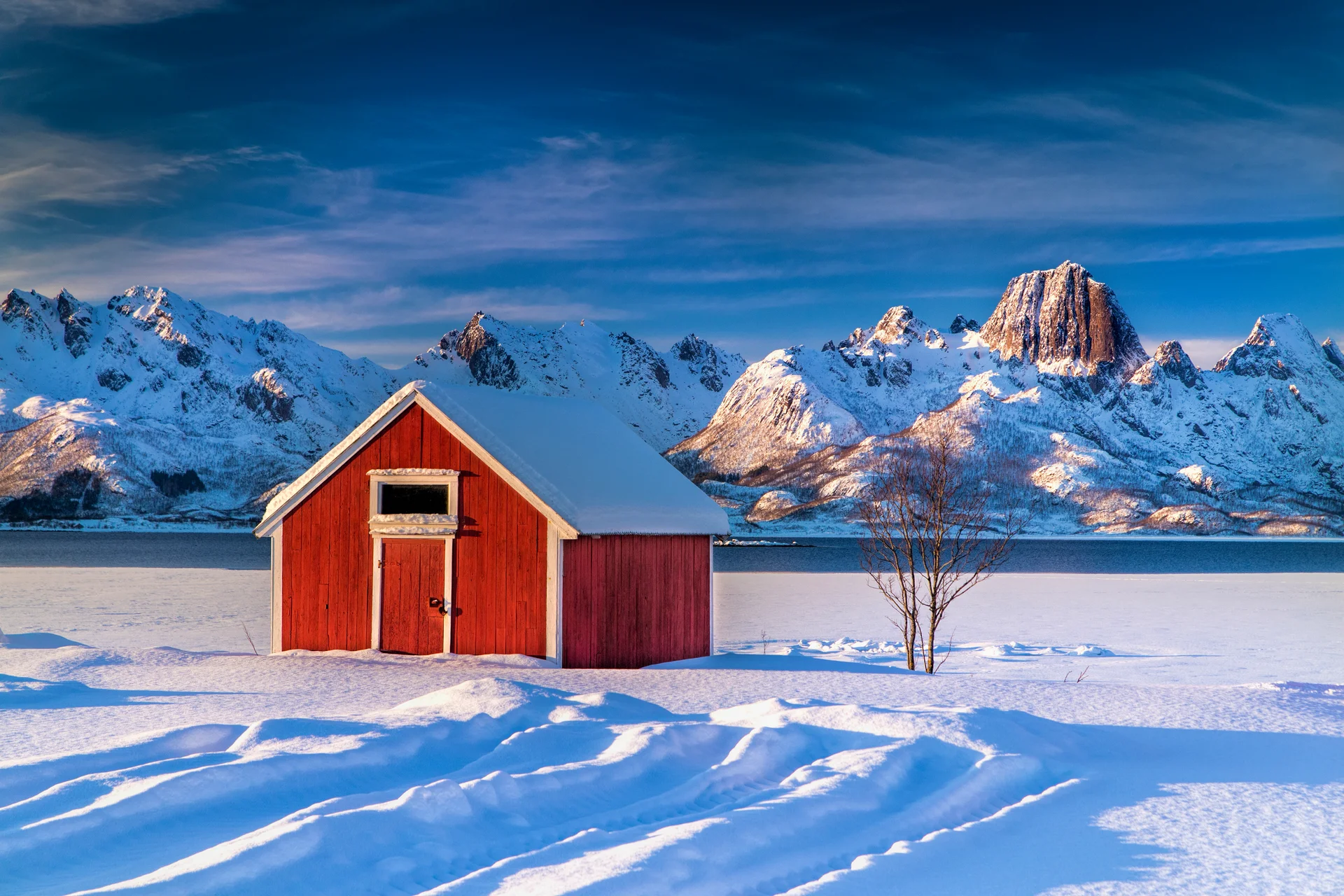 Cottage Snowy Landscape. Uncategorized wallpaper. 5472×3648px. Free download for personal use.