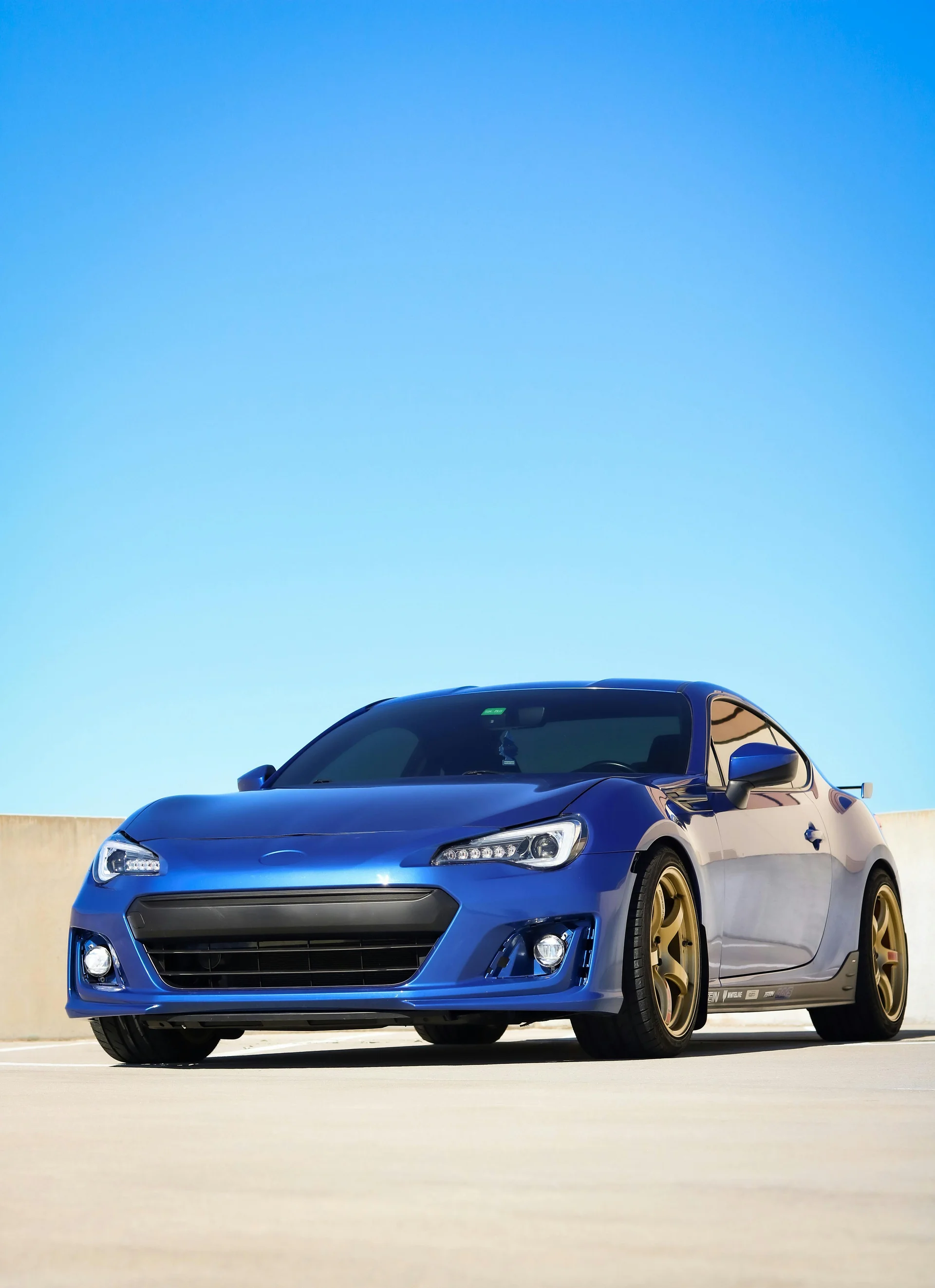 Dynamic Running Car Road City Background. Cities wallpaper. 4000×5504px. Free download for personal use.