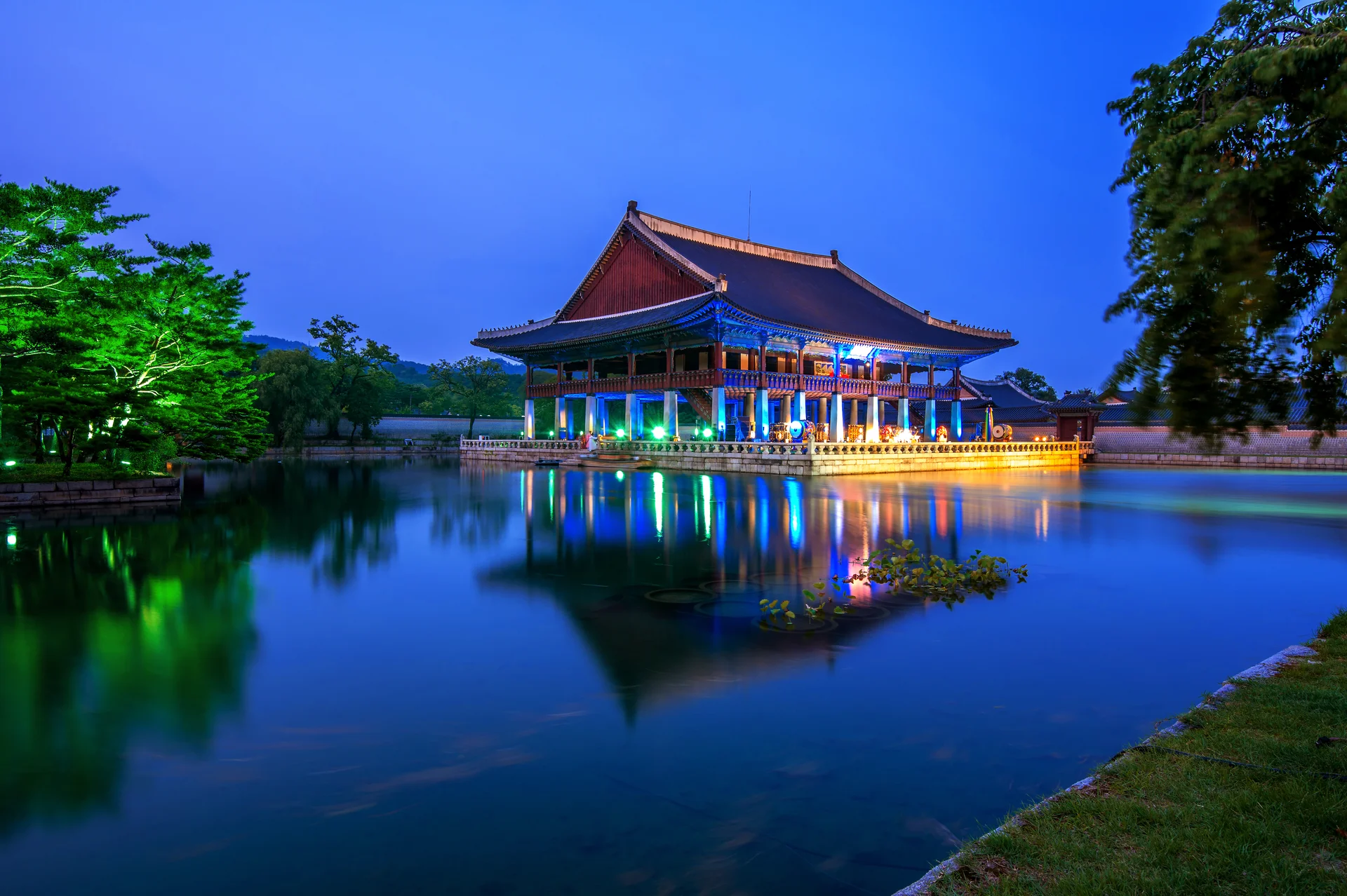 Gyeongbokgung Palace Milky Way Night Seoul Korea. Dark wallpaper. 4928×3280px. Free download for personal use.