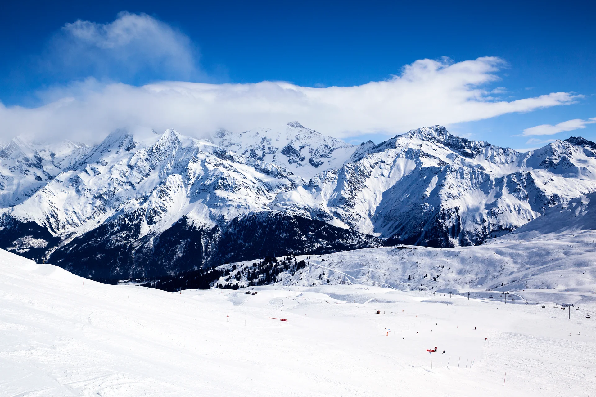 Horizontal View Winter Mountain Landscape. Nature wallpaper. 4947×3298px. Free download for personal use.