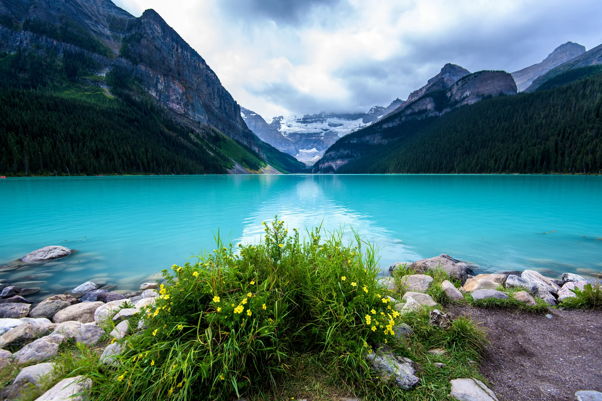 Lake Louise Banff National Park Canada. Nature wallpaper. 4250×2836px. Free download for personal use.