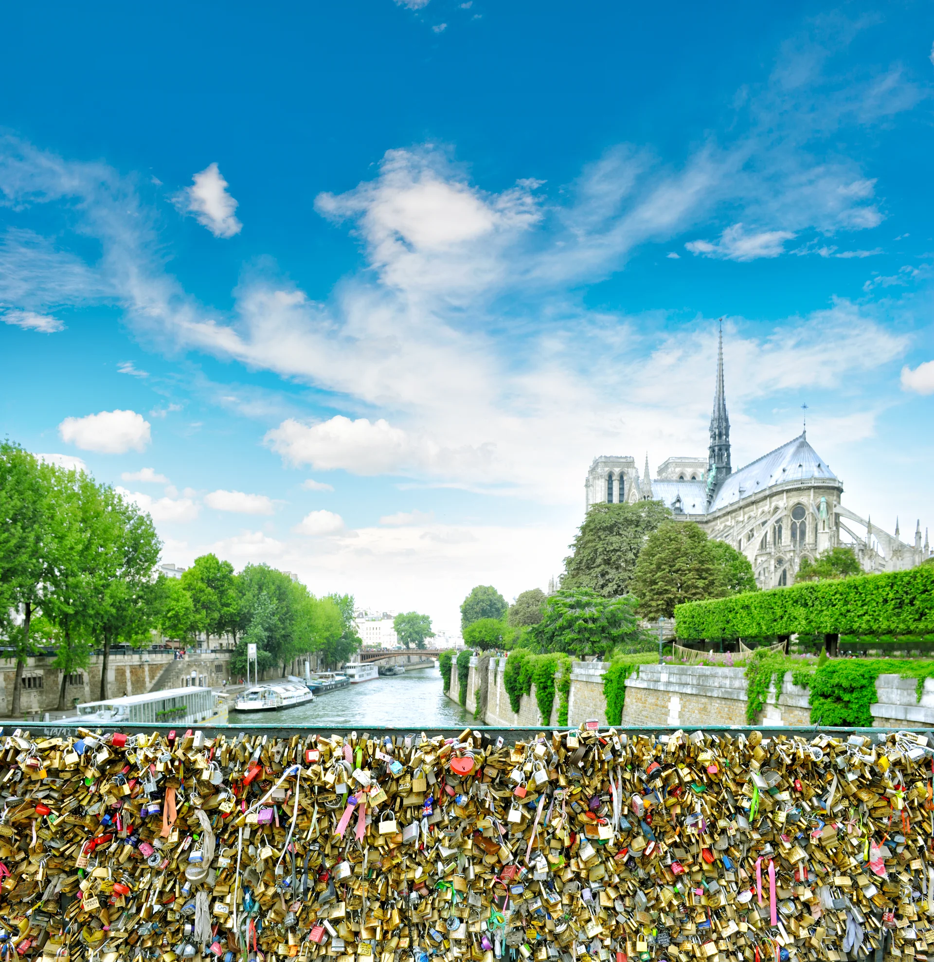 Love Locks Notre Dame De Paris Retro Style. Vintage wallpaper. 4222×4348px. Free download for personal use.
