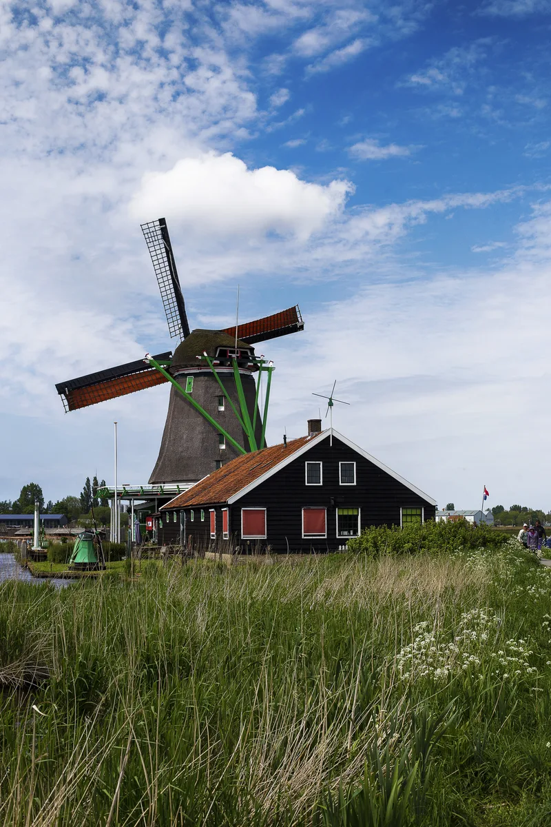 Low Angle Shot Windmills Zaanse Schans Neighborhood