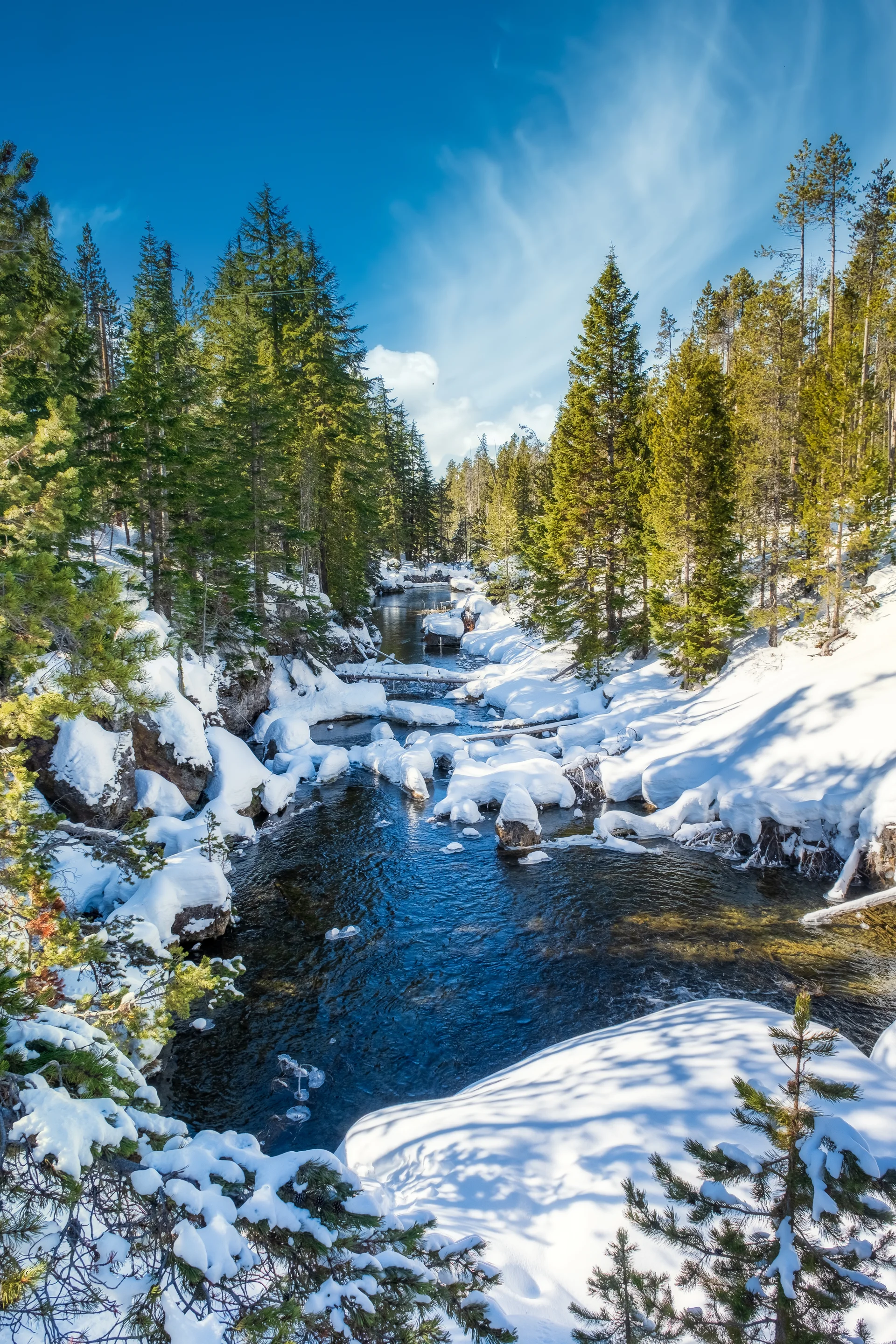Mesmerizing Shot Beautiful Snowy Rocky Park Around Lake With Background Mountain. Nature wallpaper. 4061×6091px. Free down…