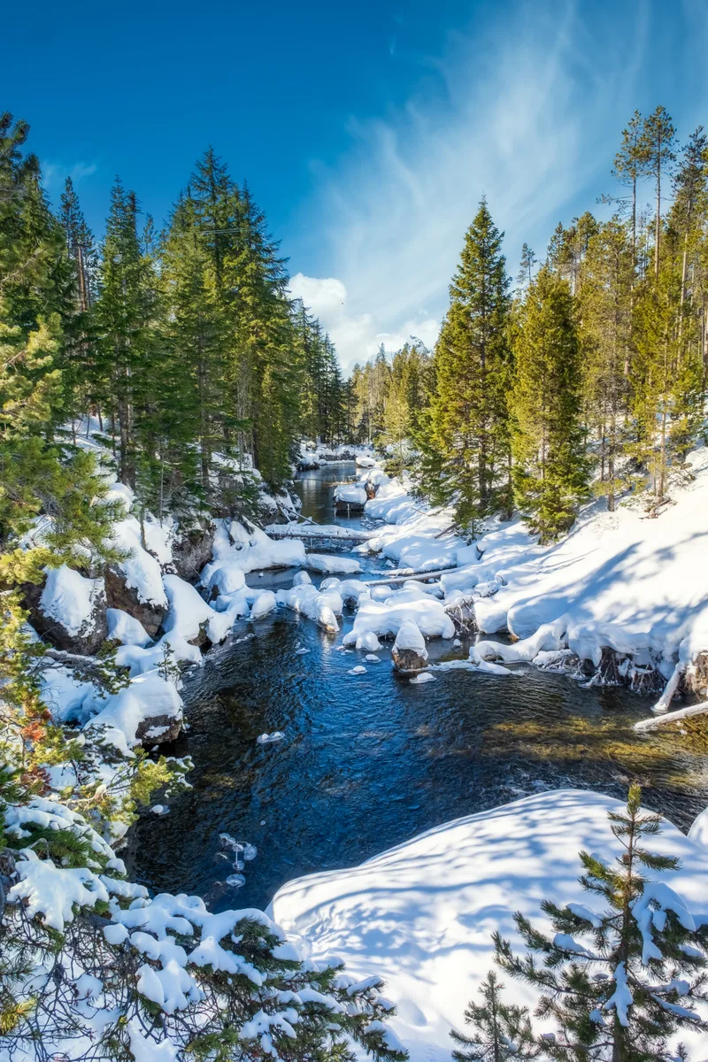 Mesmerizing Shot Beautiful Snowy Rocky Park Around Lake With Background Mountain