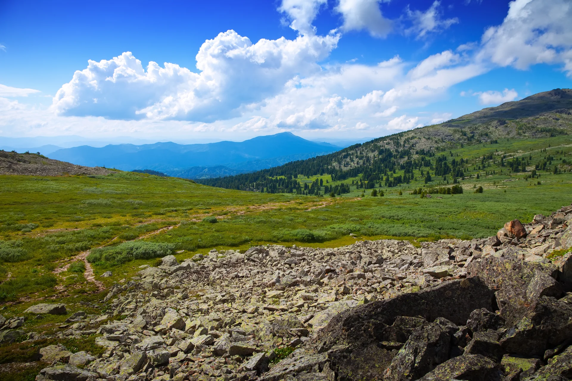 Mountains Landscape. Nature wallpaper. 5549×3700px. Free download for personal use.