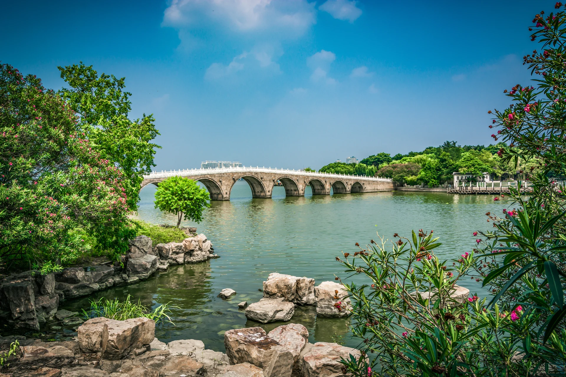 Old Bridge Chinese Park. Vintage wallpaper. 6000×4000px. Free download for personal use.