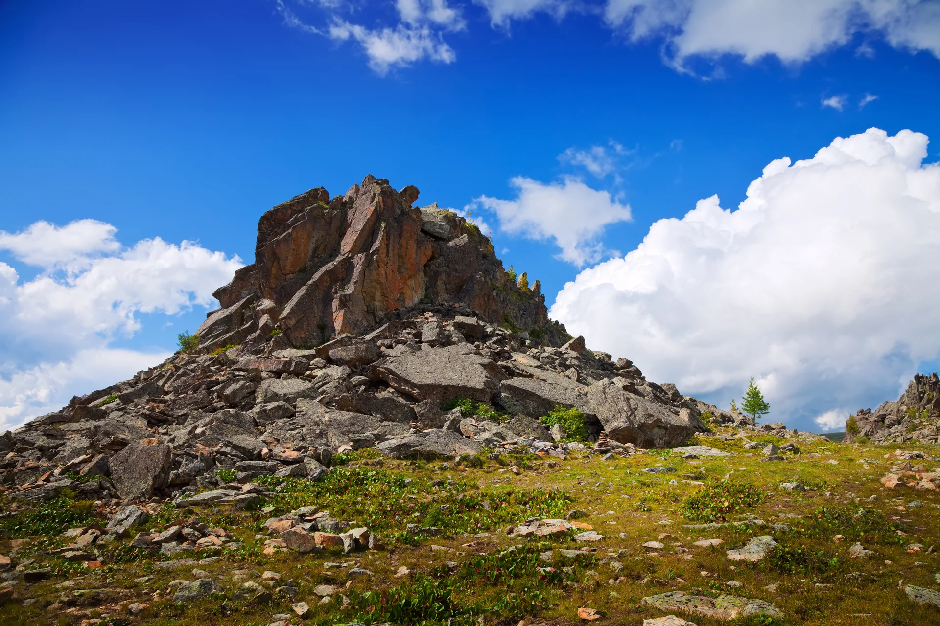 Rocky Mountains Landscape. Nature wallpaper. 5616×3744px. Free download for personal use.
