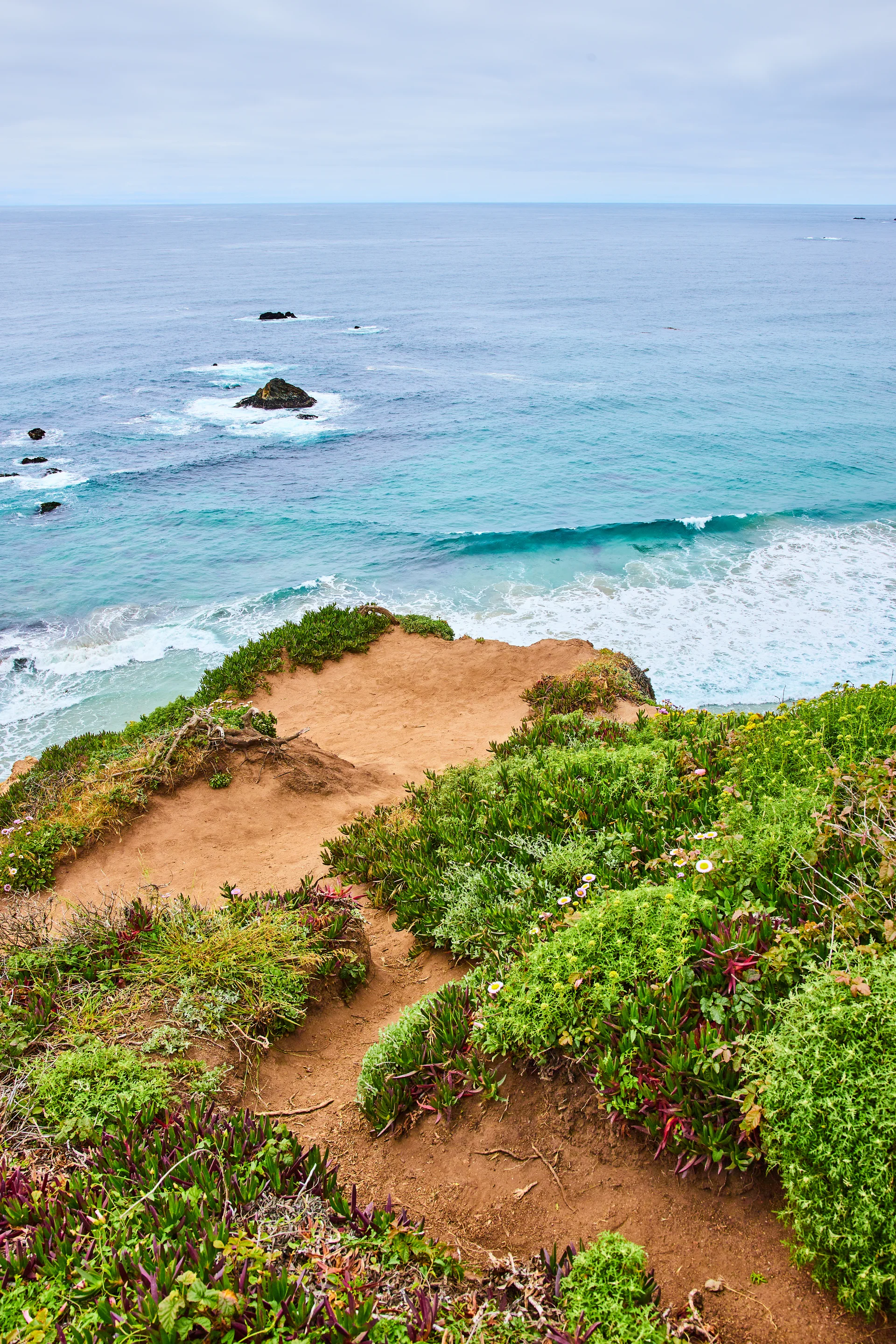 Sandy Green Trail Overlooking Scenic Teal Navy Blue Ocean Waves Breaking Against Unseen Shore. Nature wallpaper. 4038×6057…