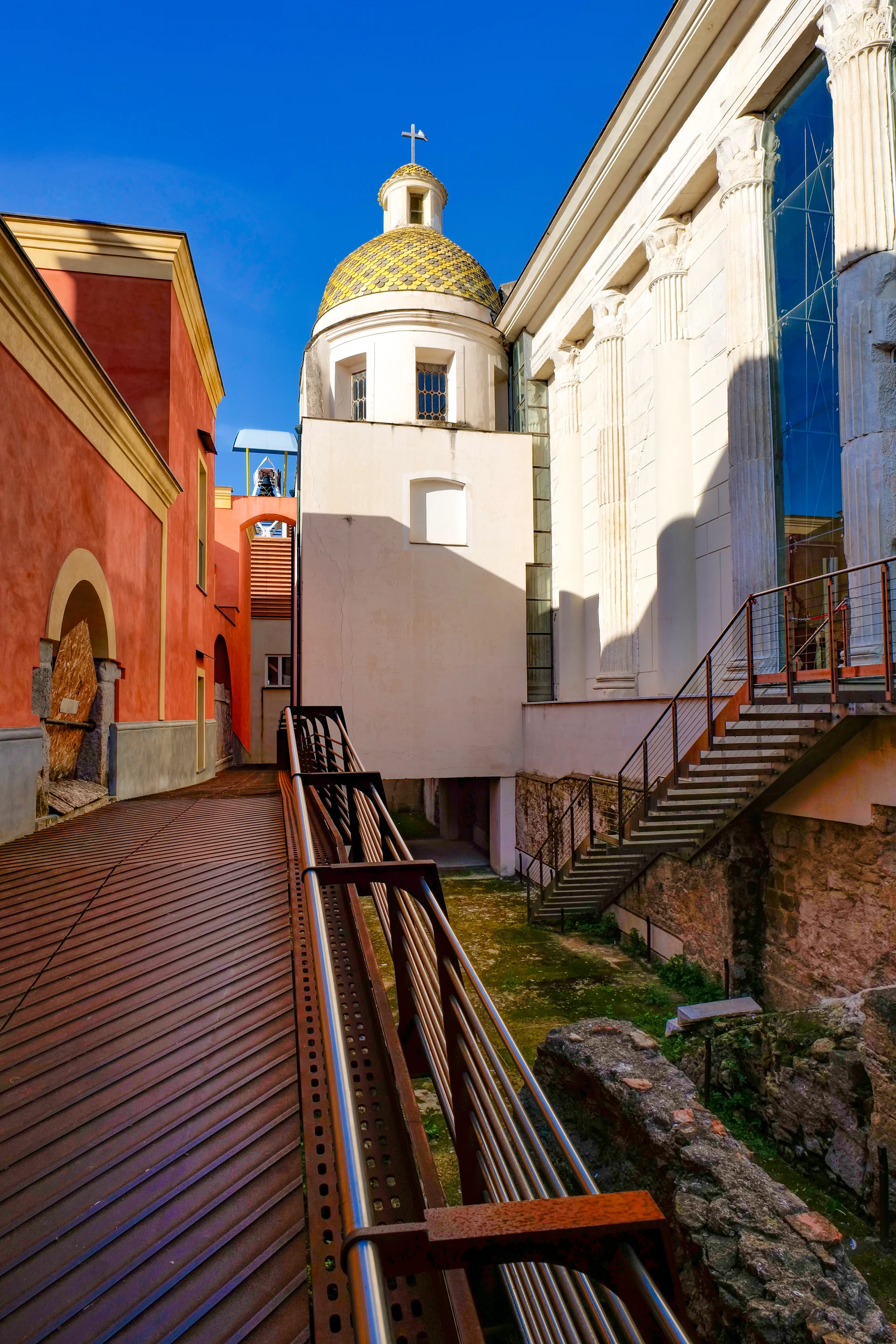 Street Old Quarter Pozzuoli Town Campania Italy. Vintage wallpaper. 4000×6000px. Free download for personal use.