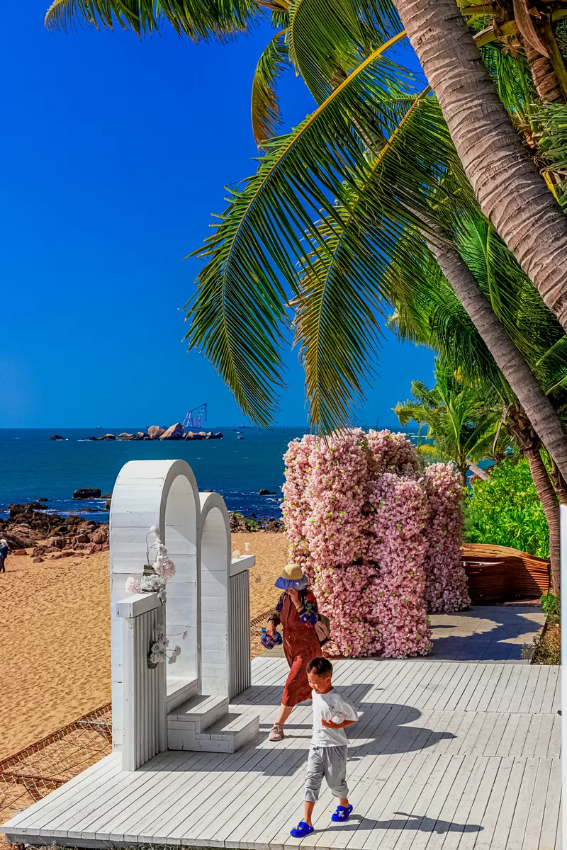 View Beautiful White Wedding Arch Which Is Located Shore Blue Sea Sanya China