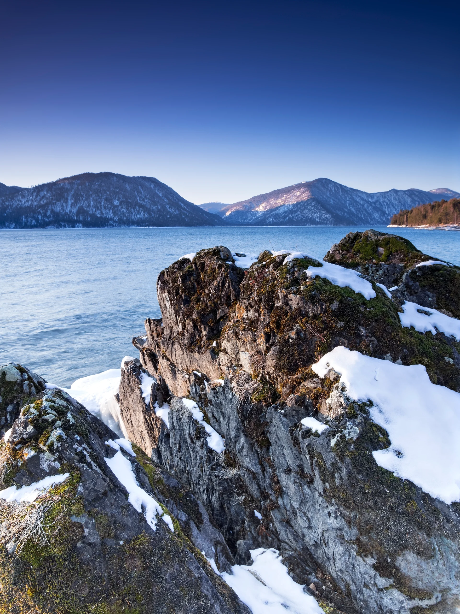 Winter Dawn Lake. Nature wallpaper. 3456×4608px. Free download for personal use.