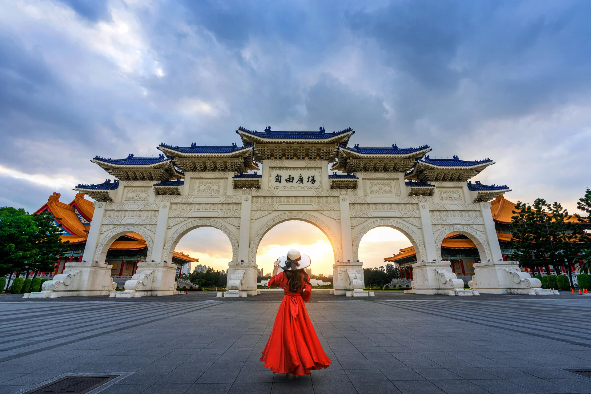 Woman Walking Archway Chiang Kai Shek Memorial Hall Taipei Taiwan. People wallpaper. 5950×3967px. Free download for person…